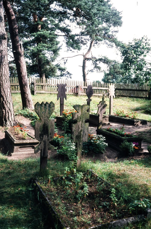 Friedhof mit Kurenkreuzen in Nida