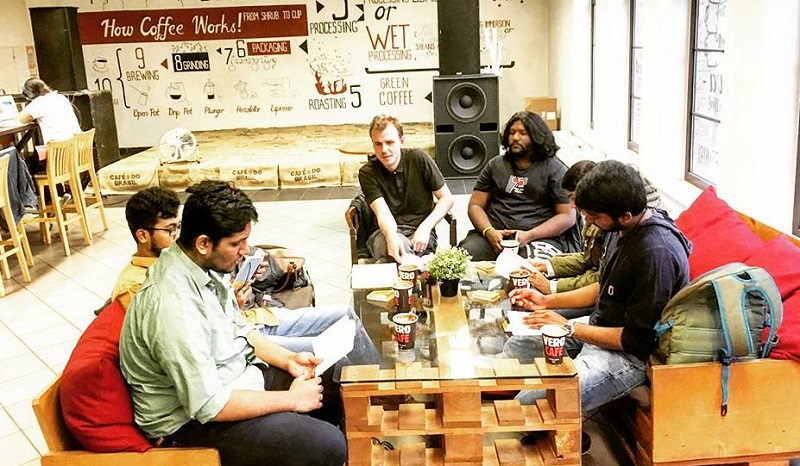 LKSB wird bunter – Bibelstudium mit indischen Studenten in einem „Vero Cafe“ in Kaunas, in der Mitte LKSB-Mitarbeiter Ričardas